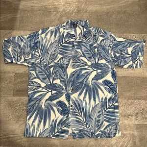 Men’s blue and white tropical Hawaiian shirt